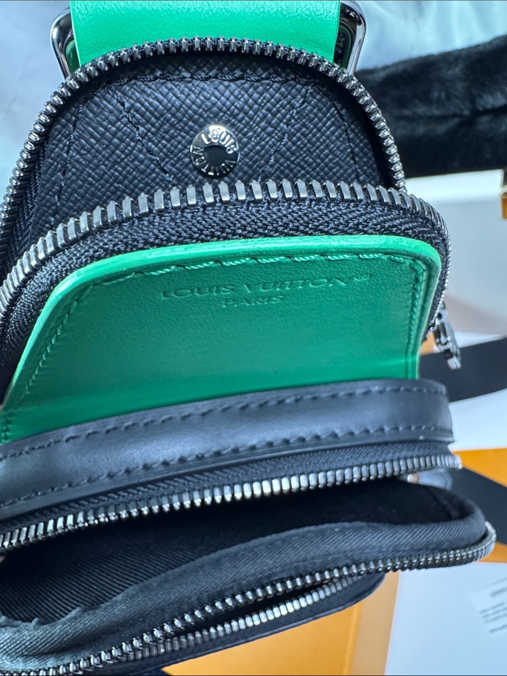 Unisex Louis Vuitton avenue slingbag eclipse black/green leather crossbody bag - Picture 11 of 13